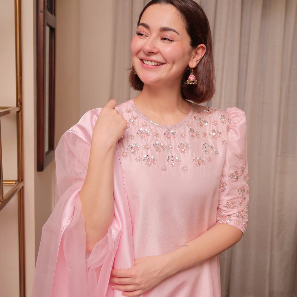 
                  
                    Hania Amir x MH
                  
                