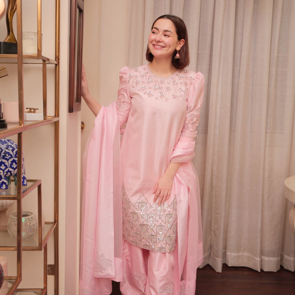 
                  
                    Hania Amir x MH
                  
                