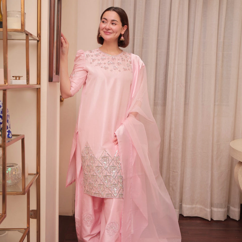 
                  
                    Hania Amir x MH
                  
                